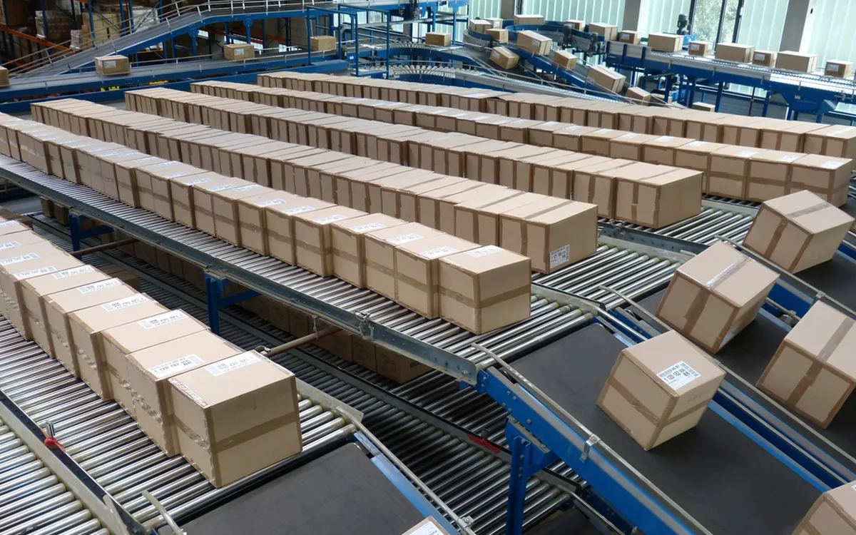 Transportband met dozen in een magazijn