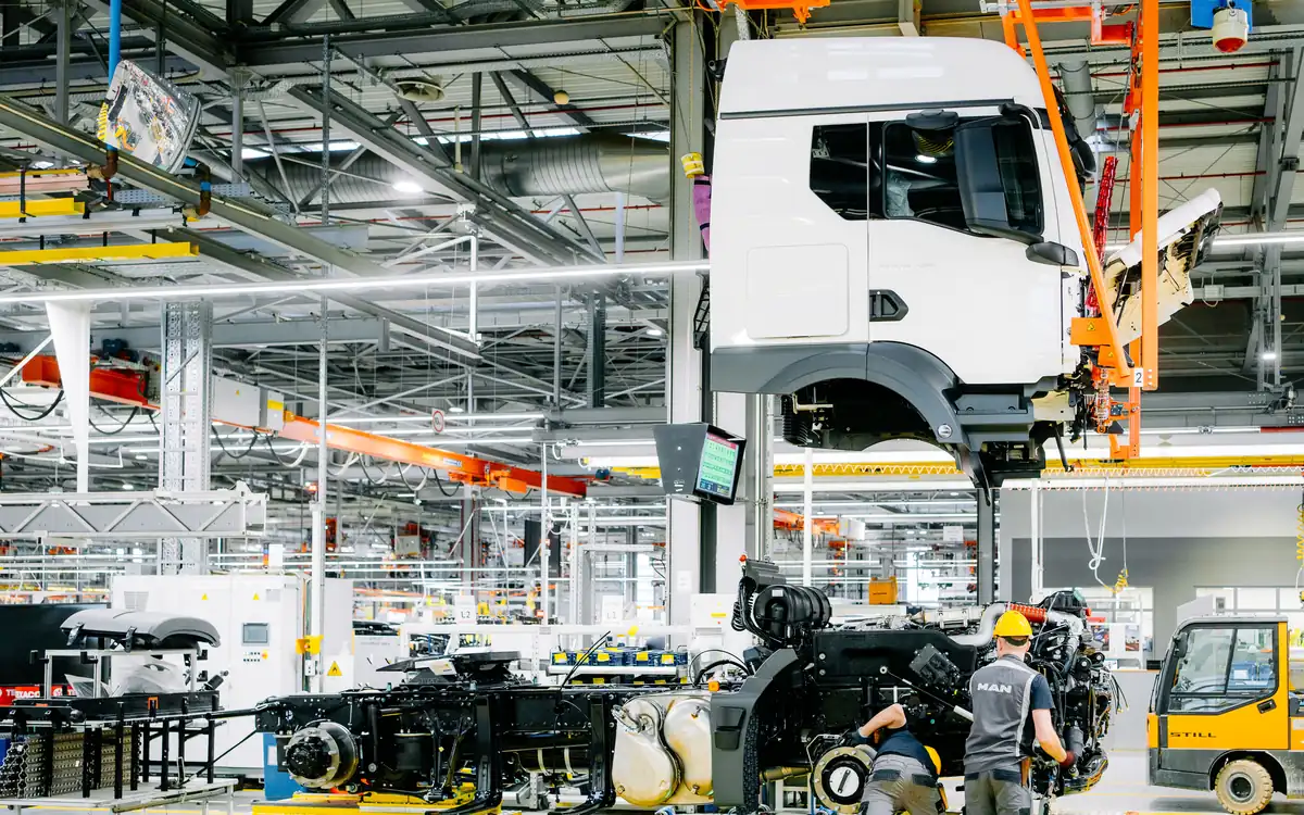 Assemblagelijn waar een vrachtwagencabine op het chassis wordt gezet