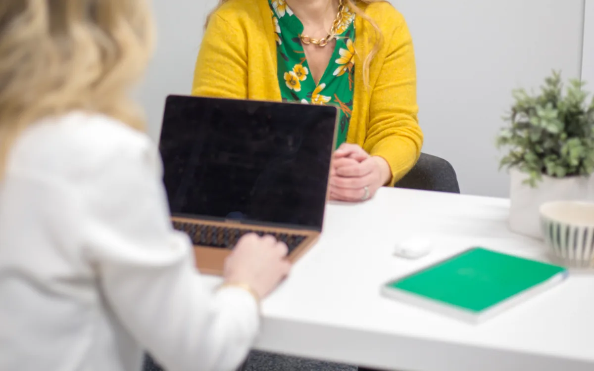 Medewerker bevestigt een order aan de telefoon achter een scherm