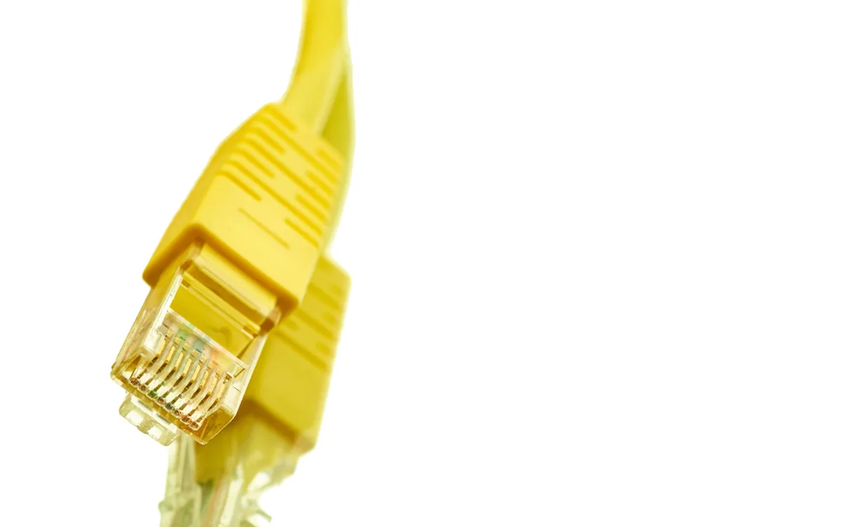 Serverkast met netwerkverbindingen in een bedrijfsruimte