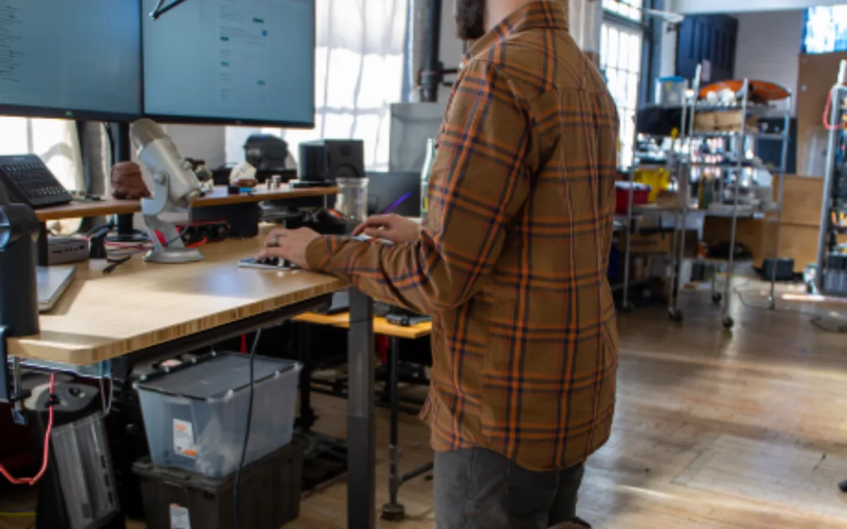 Laborant registreert gegevens van een productiecharge