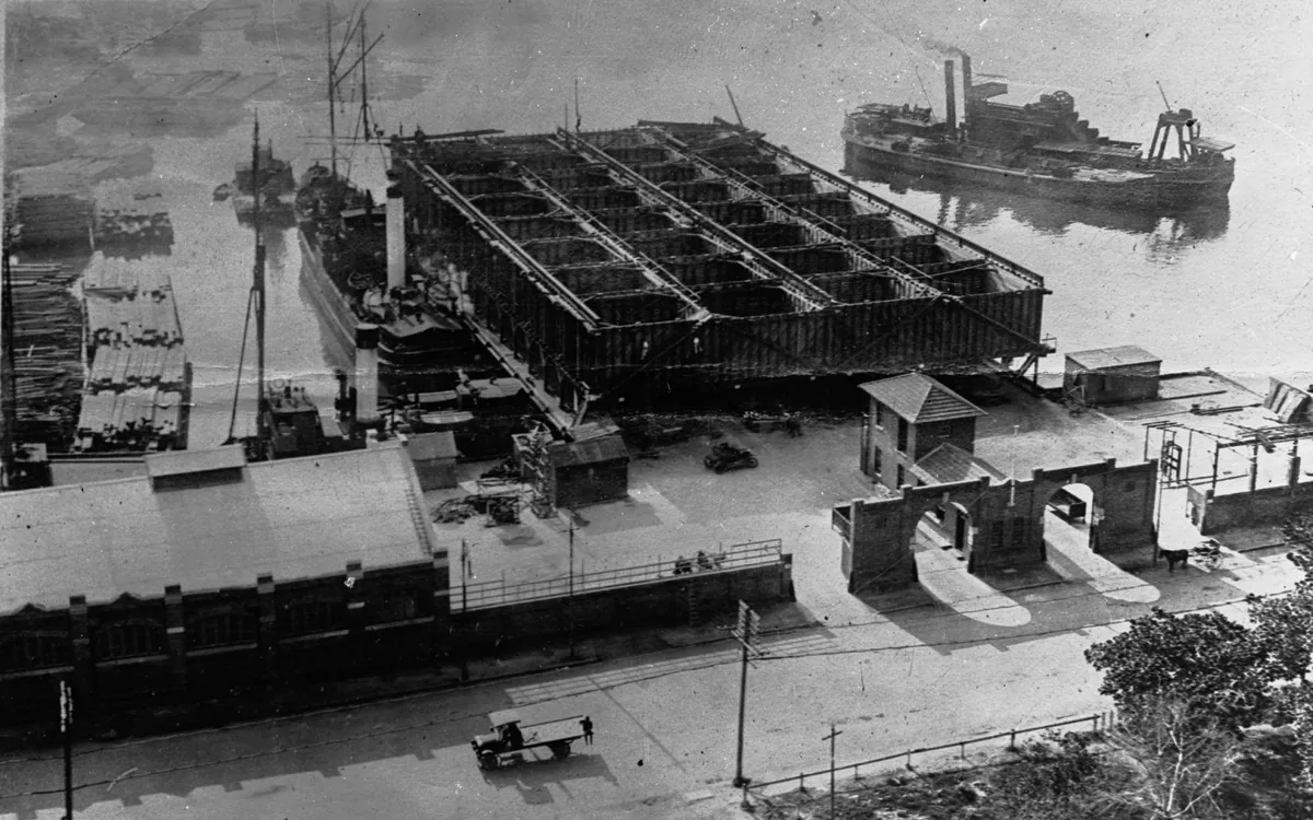Zeecontainer wordt gelost bij een distributiecentrum
