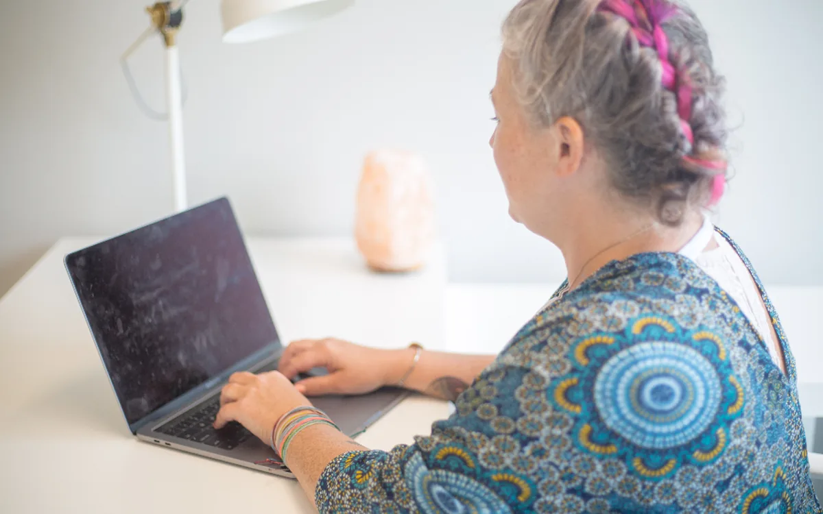 Klant bekijkt zijn dossier in een online portaal op een laptop