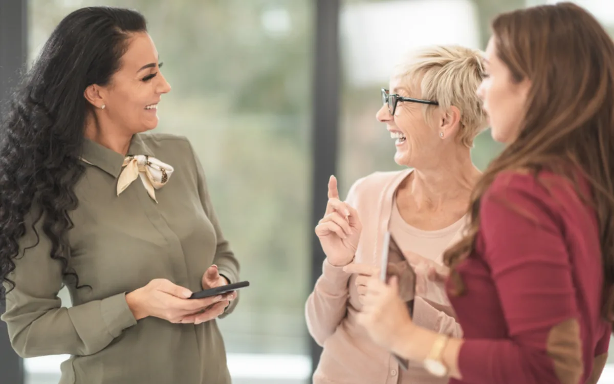 Ervaren collega werkt een nieuwe medewerker in achter een scherm