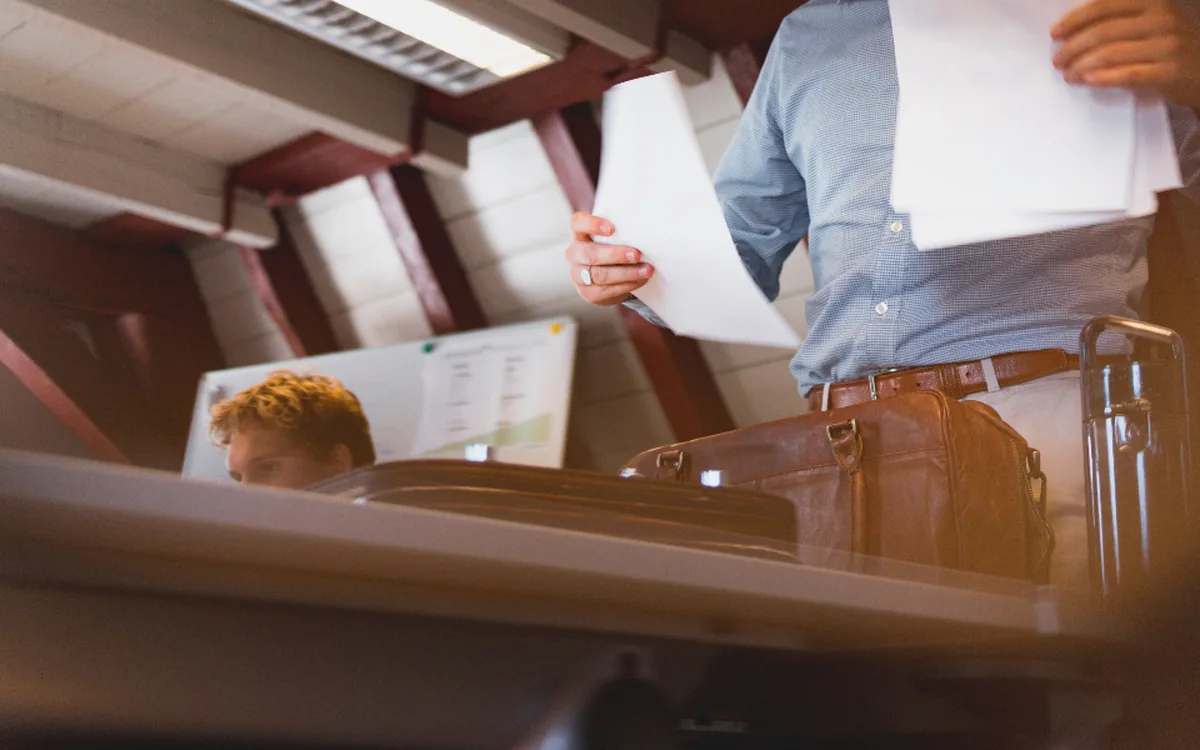 Twee mensen bespreken een implementatieplanning aan een tafel