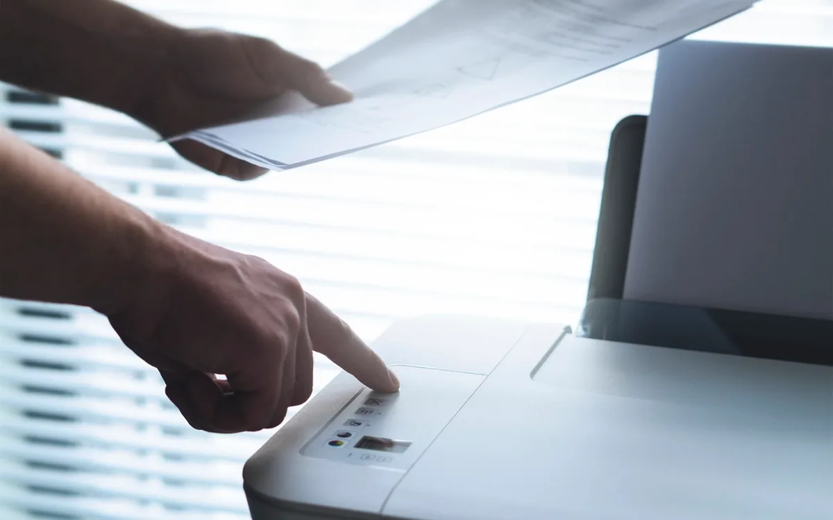 Bouwtekening uitgerold op een bureau met rekenmachine