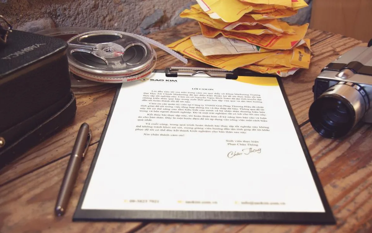 Contract met prijsafspraken op een vergadertafel