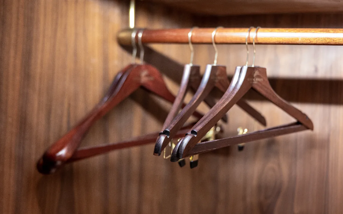 Kledingrek met een nieuwe seizoenscollectie in een showroom