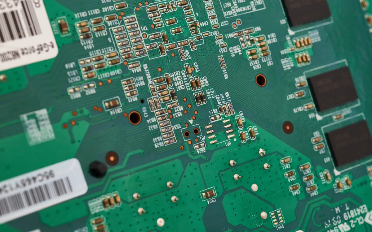 Netwerkschema met verbindingen tussen systemen op een scherm