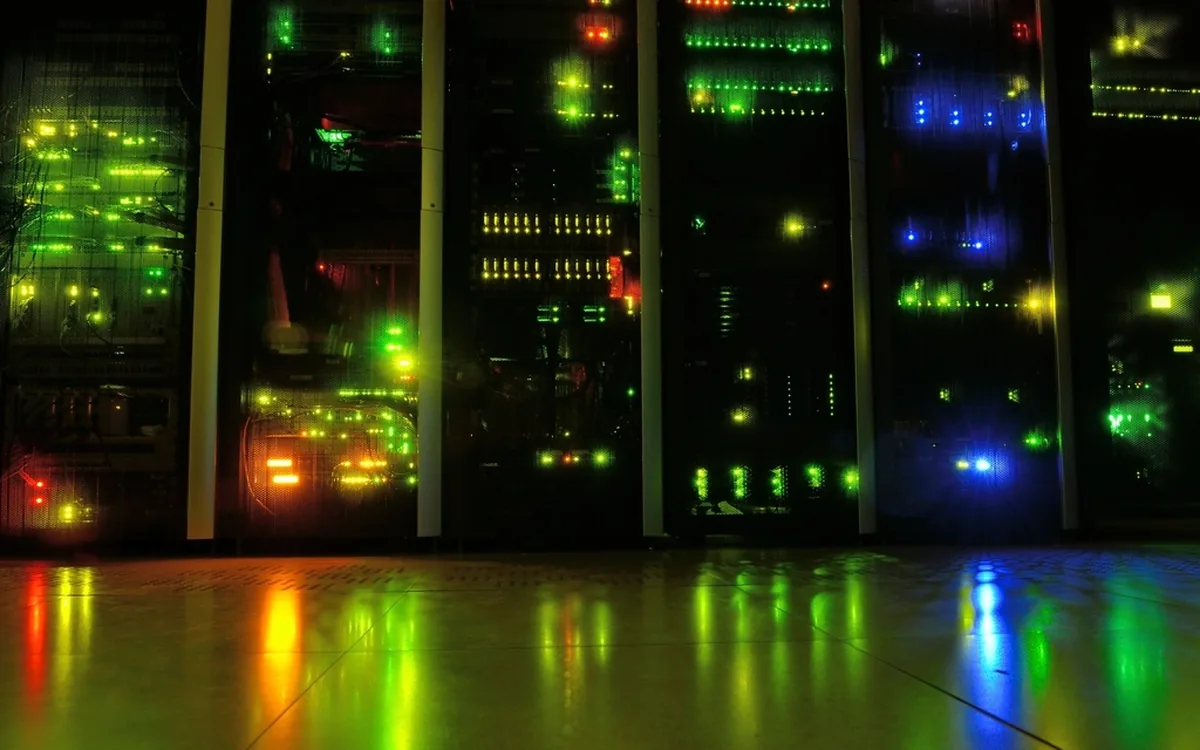 Serverruimte met netwerkkabels en apparatuur