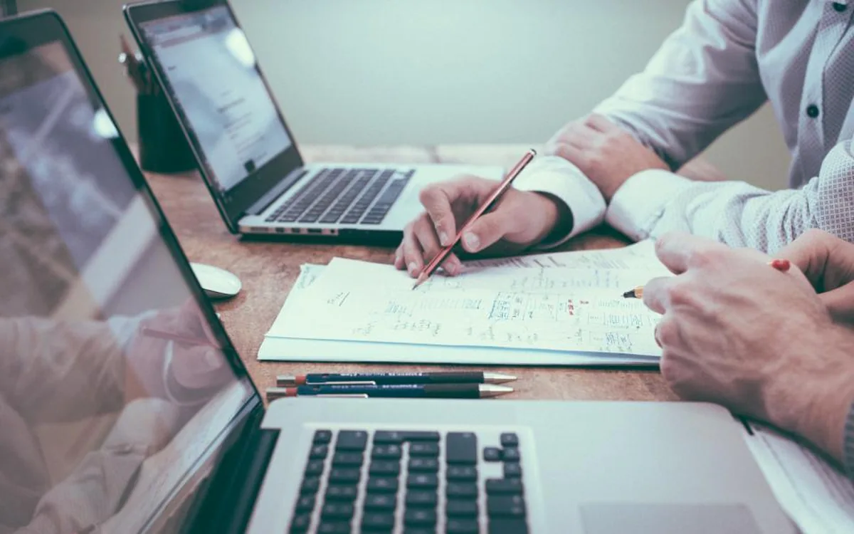 Ontwikkelaar aan het werk achter een beeldscherm met code