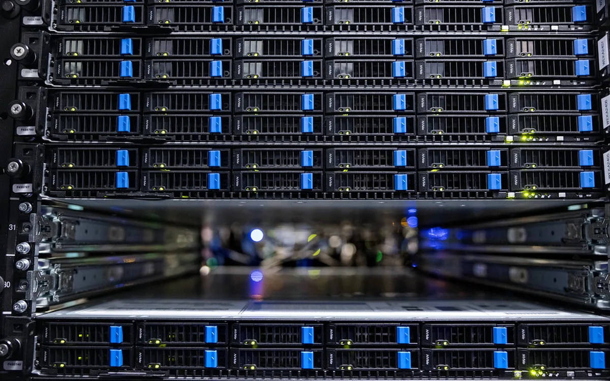 Technicus die onderhoud uitvoert aan serverapparatuur