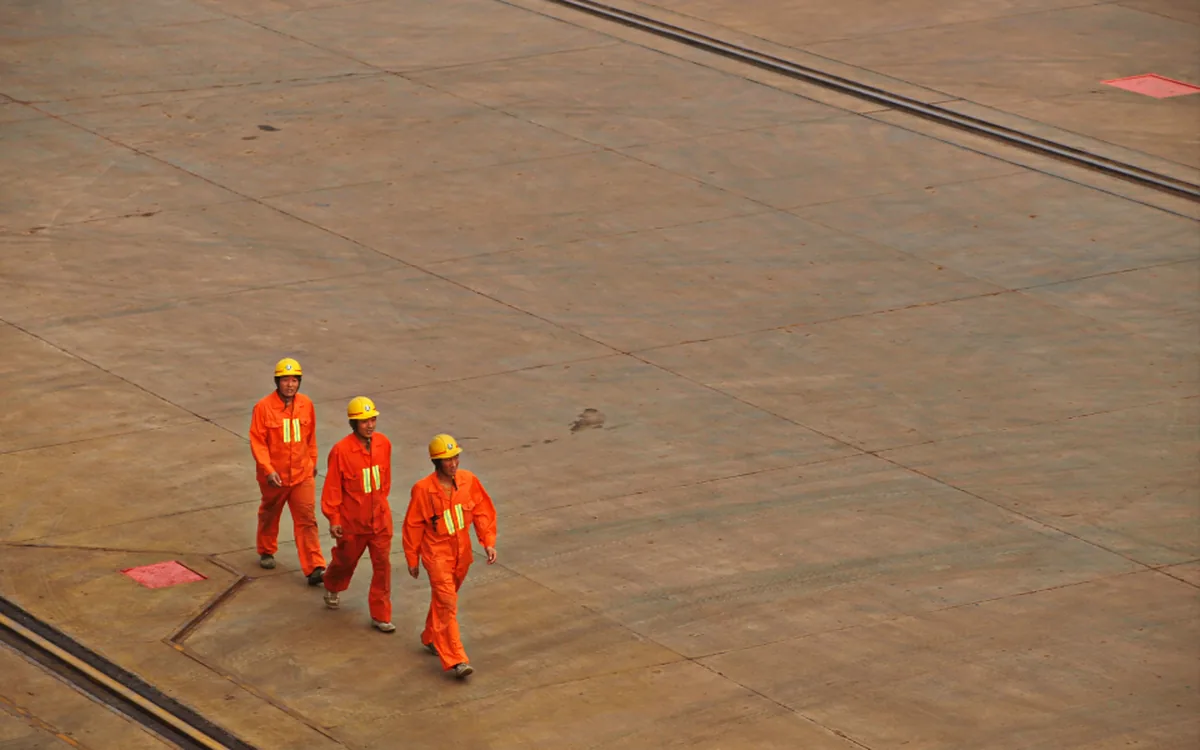 Productiemedewerkers in gesprek bij een werkbank
