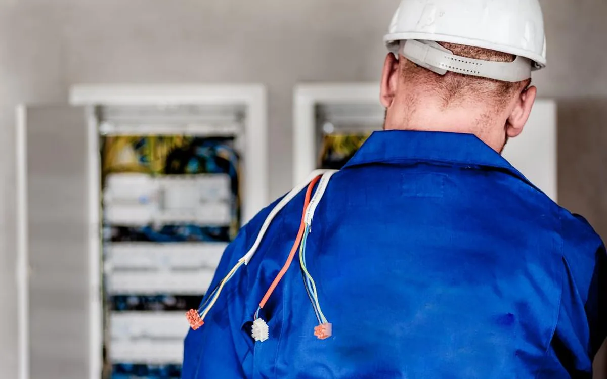 Monteur werkt aan een elektrische verdeelkast