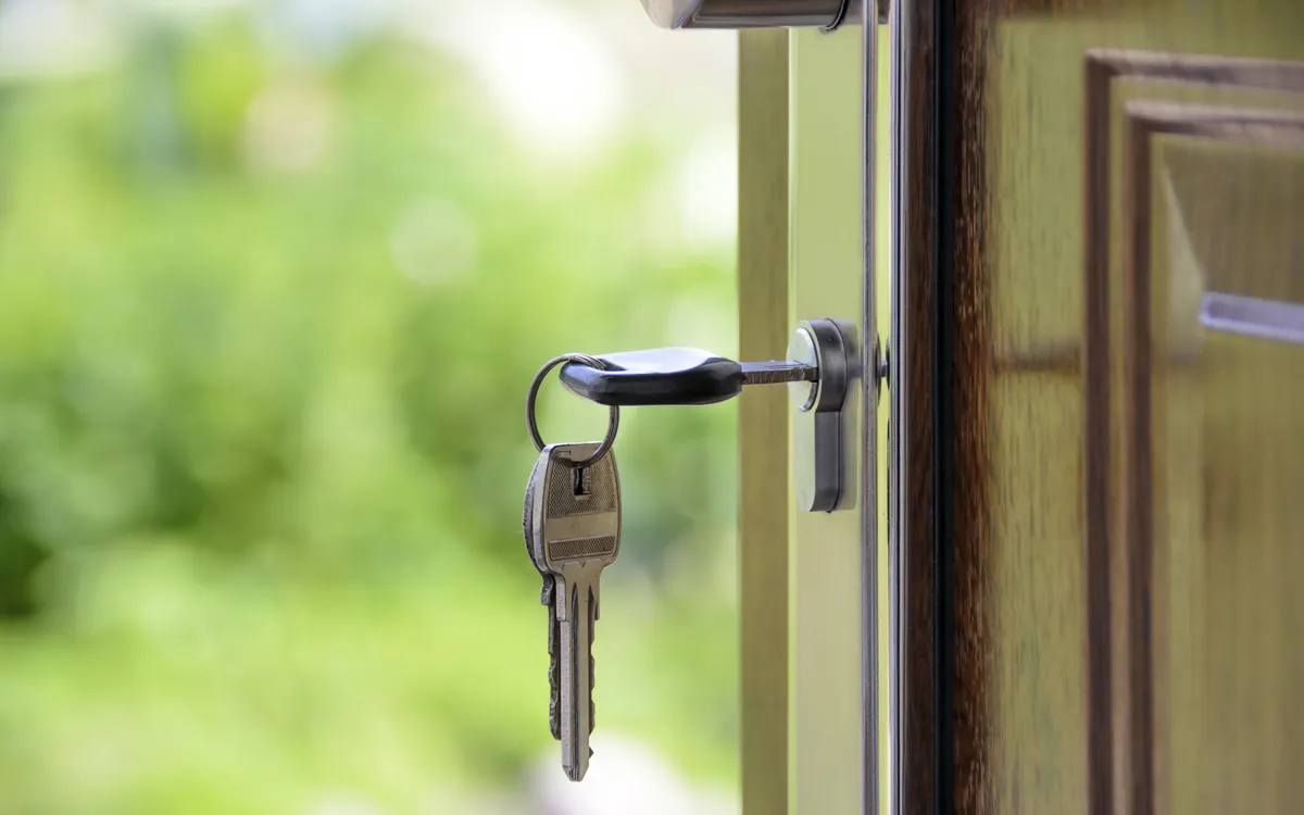 Makelaar in gesprek met kopers in een woning